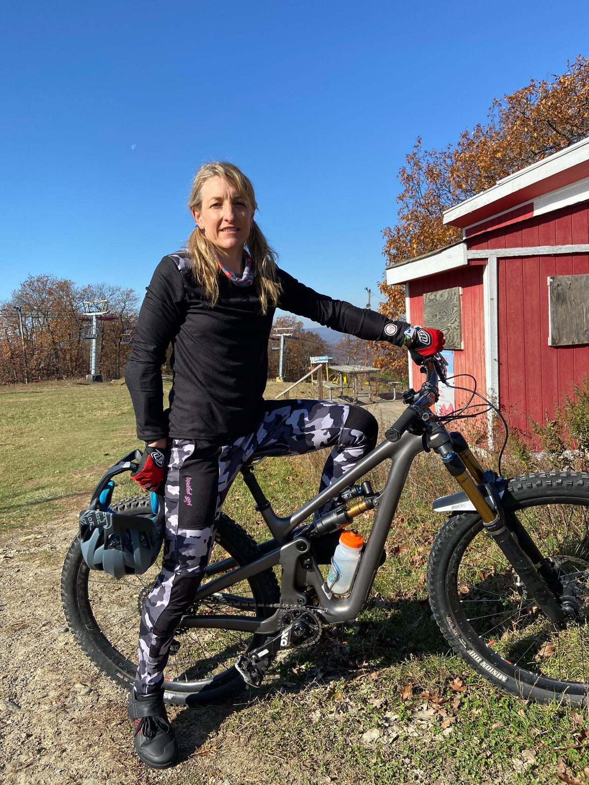 Bike cycling pants B&W camo for versatile outdoor adventures.