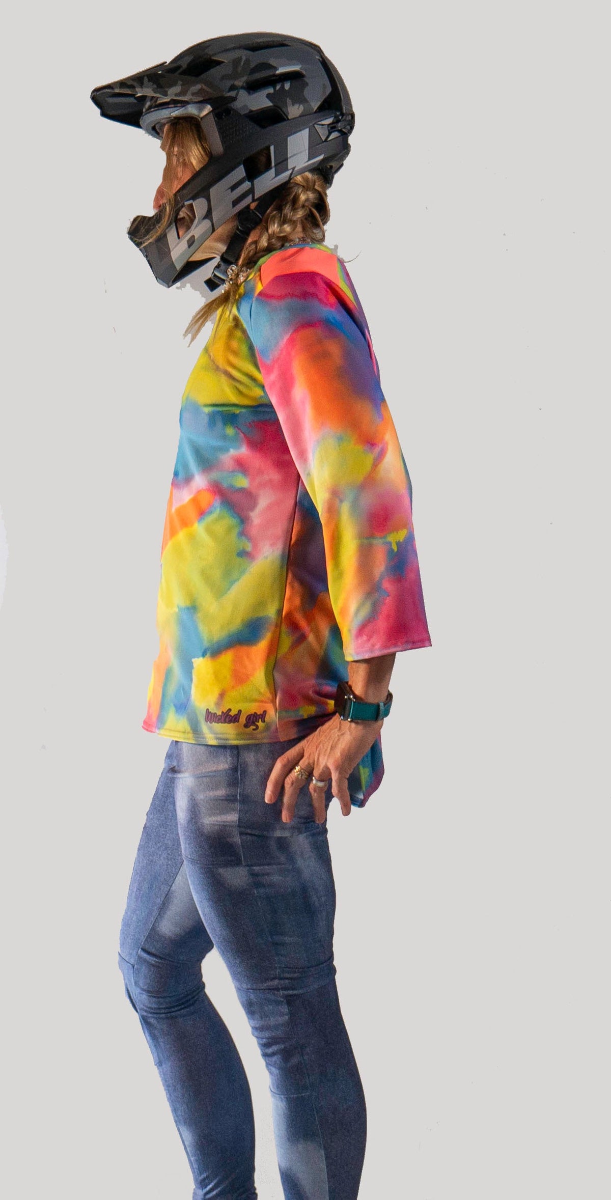 Color Burn Mid Weight Jersey in vibrant colors, looser fit, made of recycled polyester and spandex, ideal for mountain biking.
