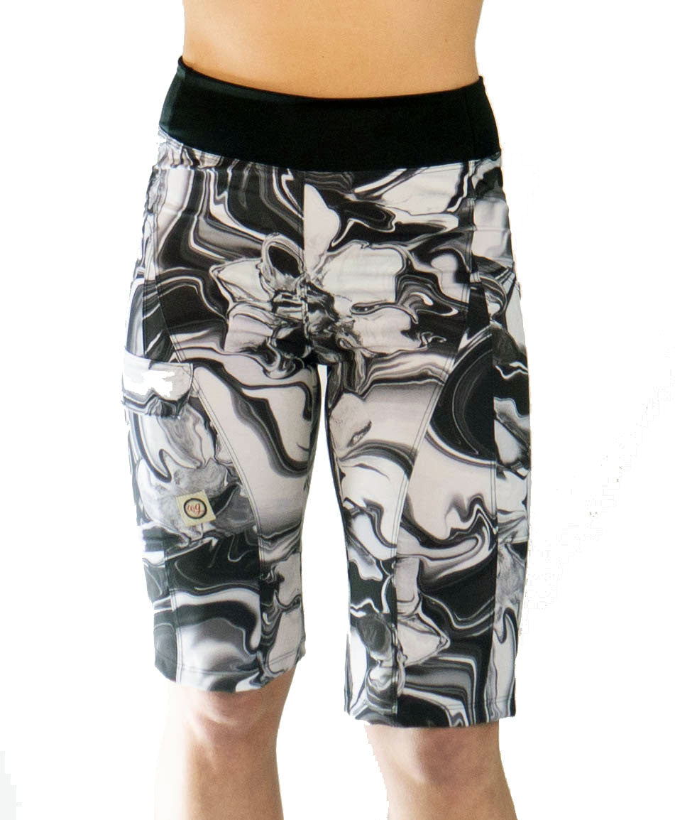 Women's mountain bike shorts with yin-yang design, featuring a contoured elastic waistband and versatile pockets.