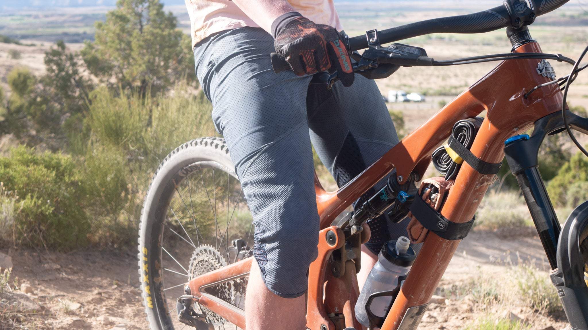 Mountain bike pants with built-in Knee pads