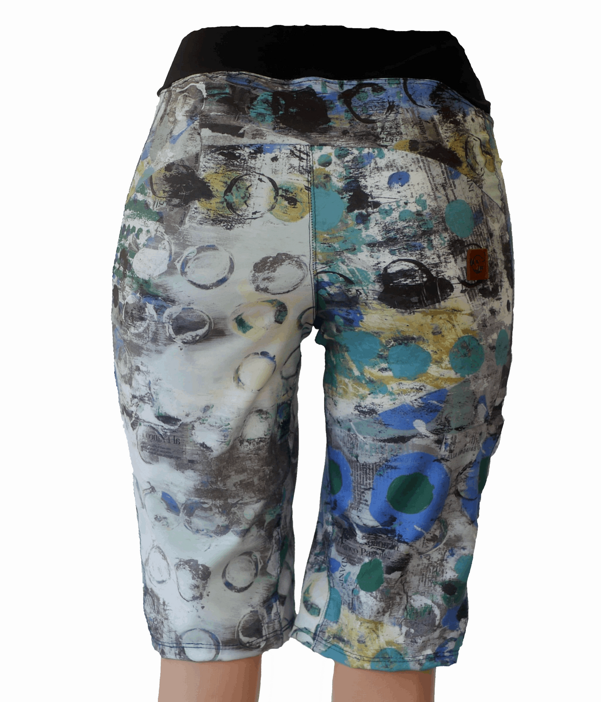 Mountain bike shorts with new print, designed for women; features comfort waistband, versatile pockets, and purple top stitching.