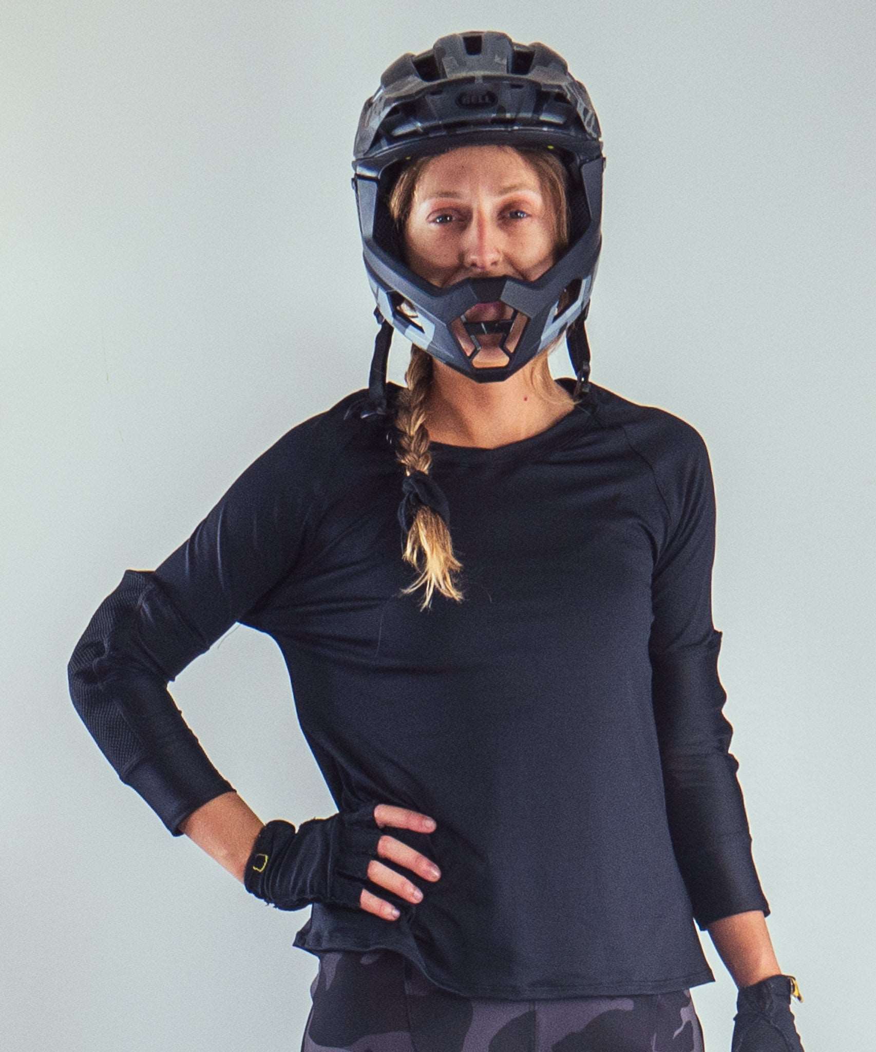 Mountain Bike Top Jet Black with comfort elbow pads and removable G-Form pads.