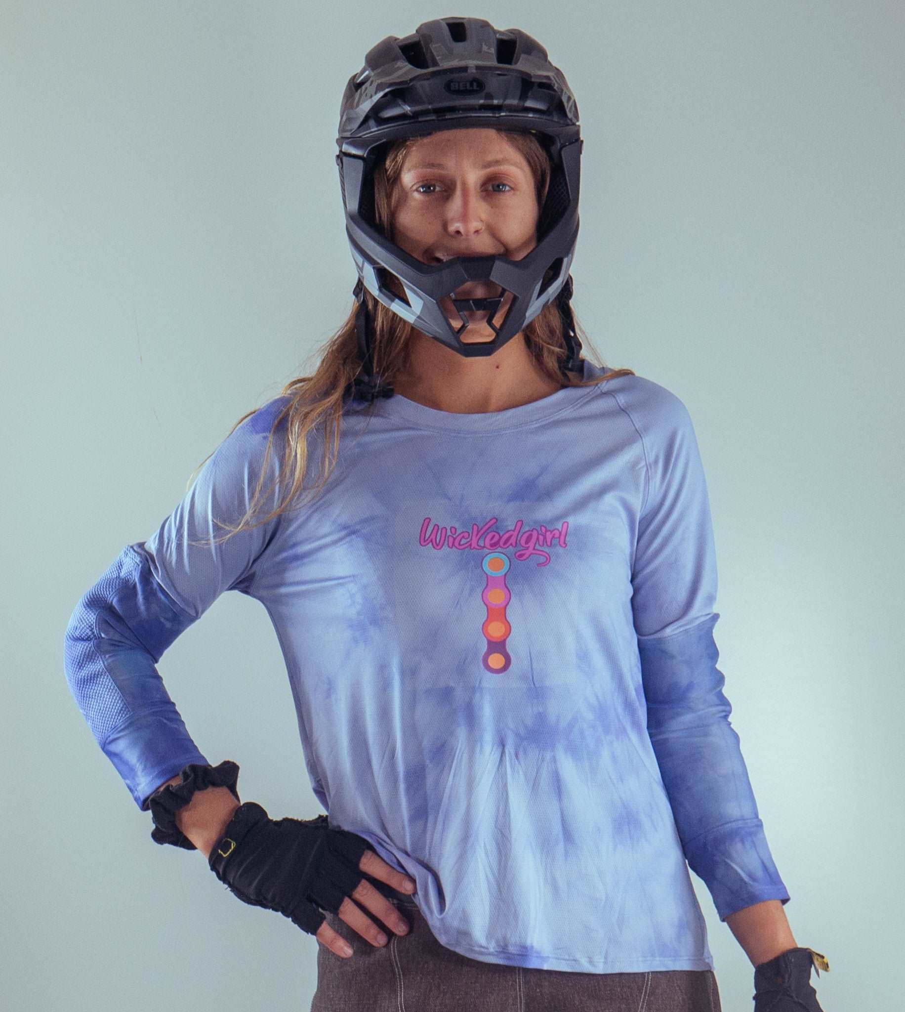 Mountain bike top in jet black with elbow pad pockets and all-over stretch design.