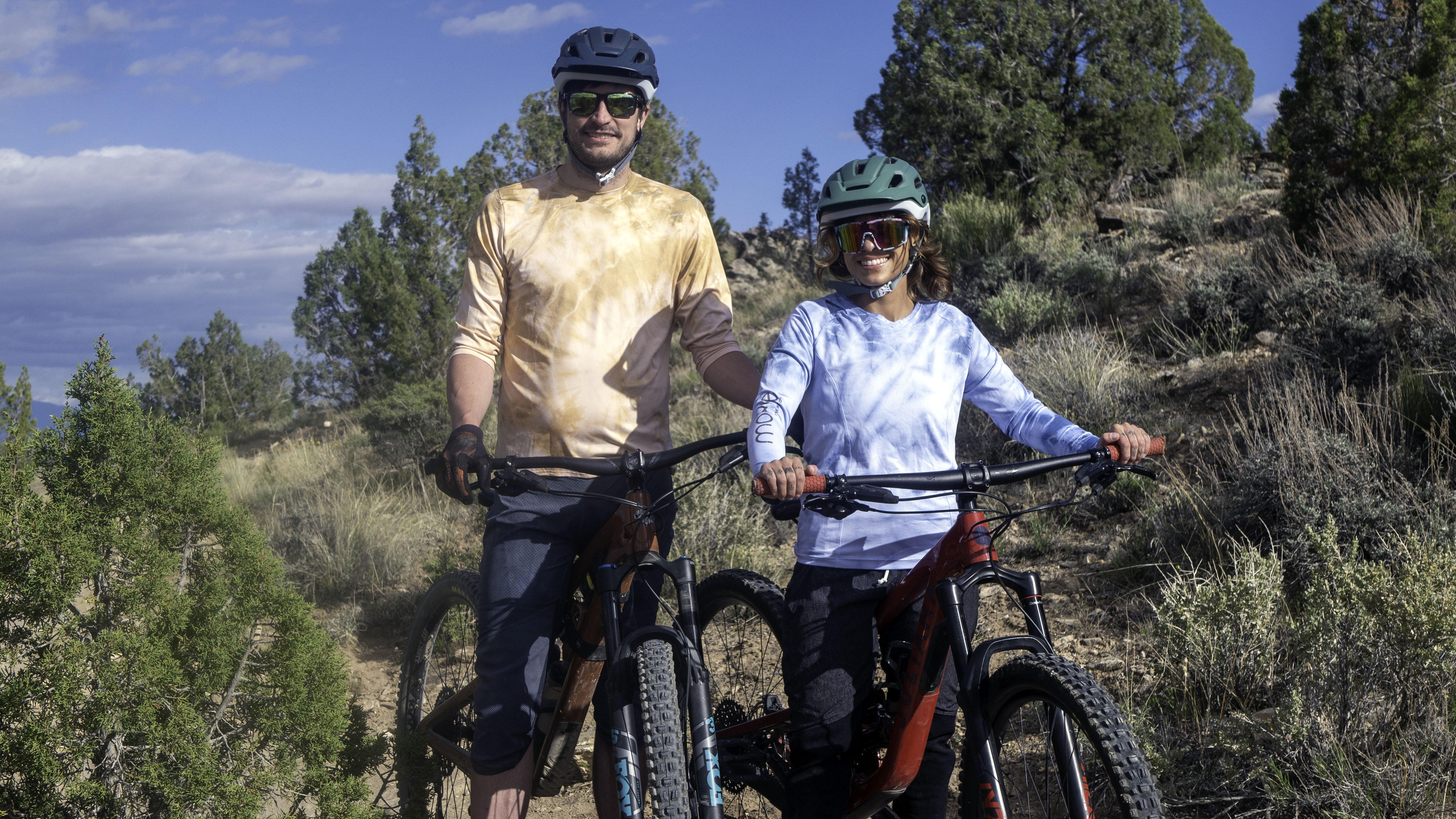 All Gender Jersey for mountain biking, breathable mesh fabric, cyclists outdoors.
