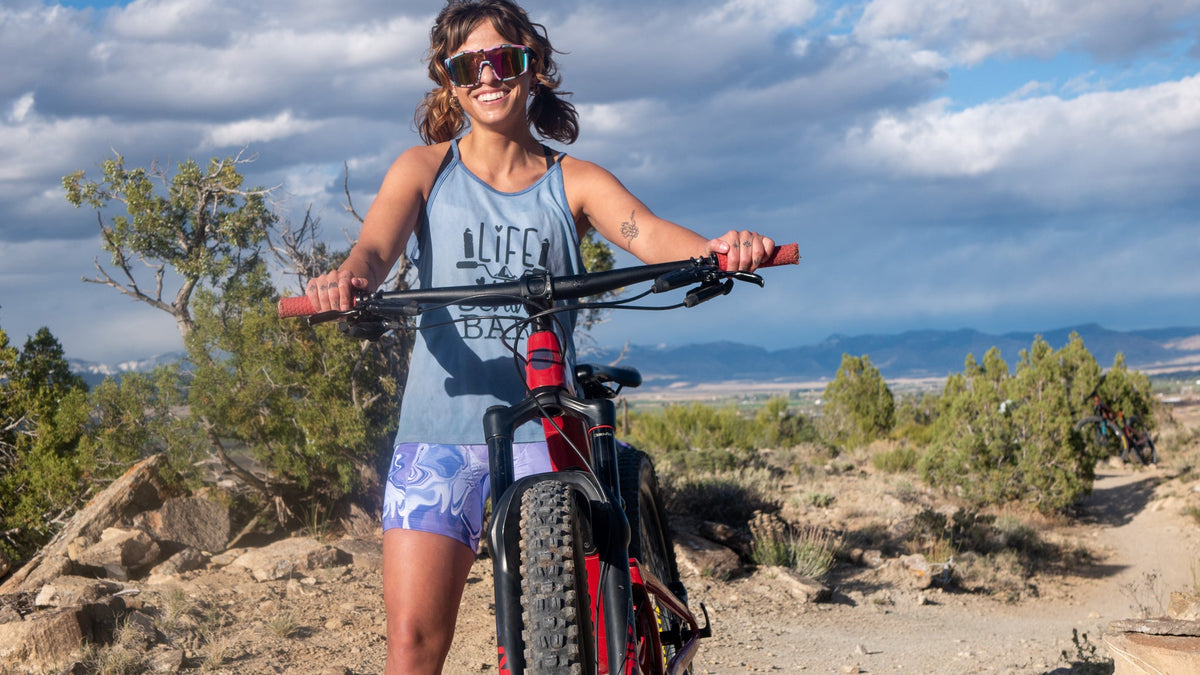 Women's cycling shorts with 5" inseam, featuring two side pockets and moisture-wicking fabric, ideal for gravel and mountain biking.