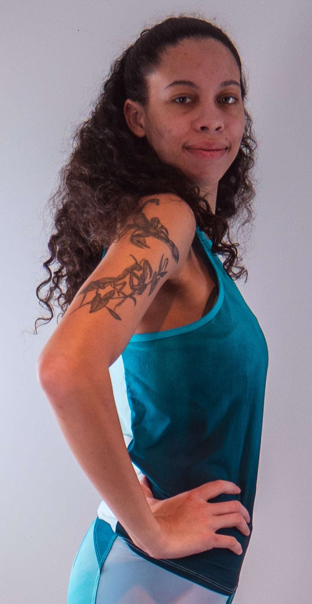 Women's sleeveless bike jersey in teal, featuring breathable mesh fabric and back pocket.