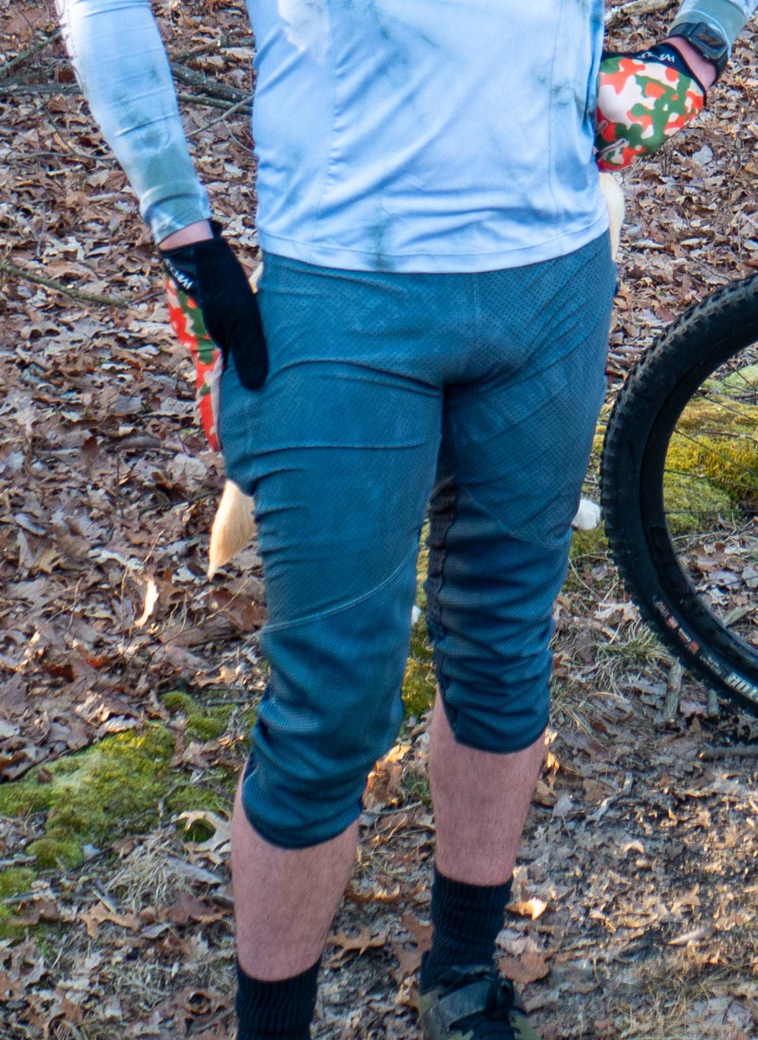 Trail pants with removable knee pads, perfect for cycling in all seasons.