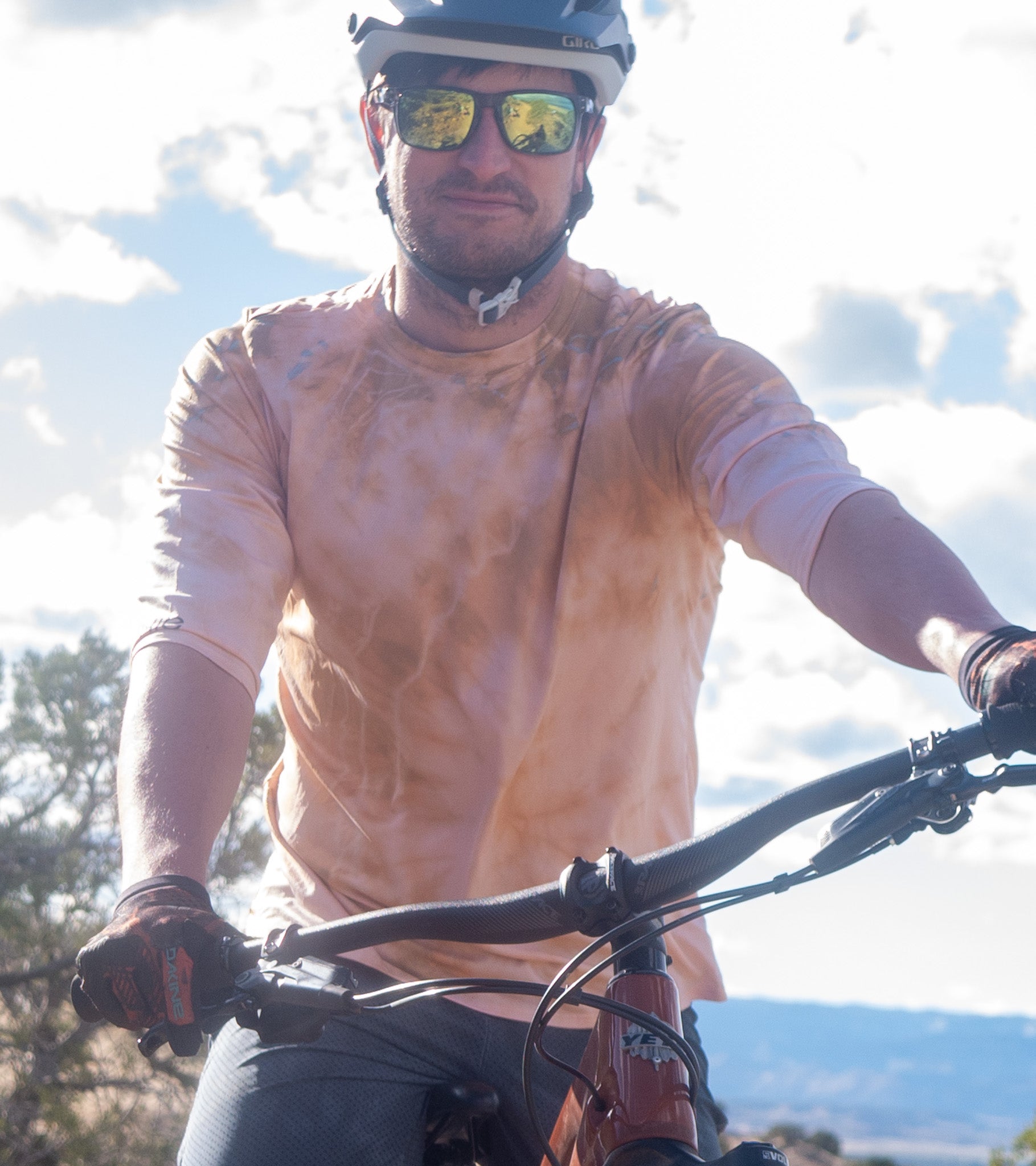 All Gender Jersey with hand-dyed soft mesh fabric, ideal for mountain biking, shown outdoors.