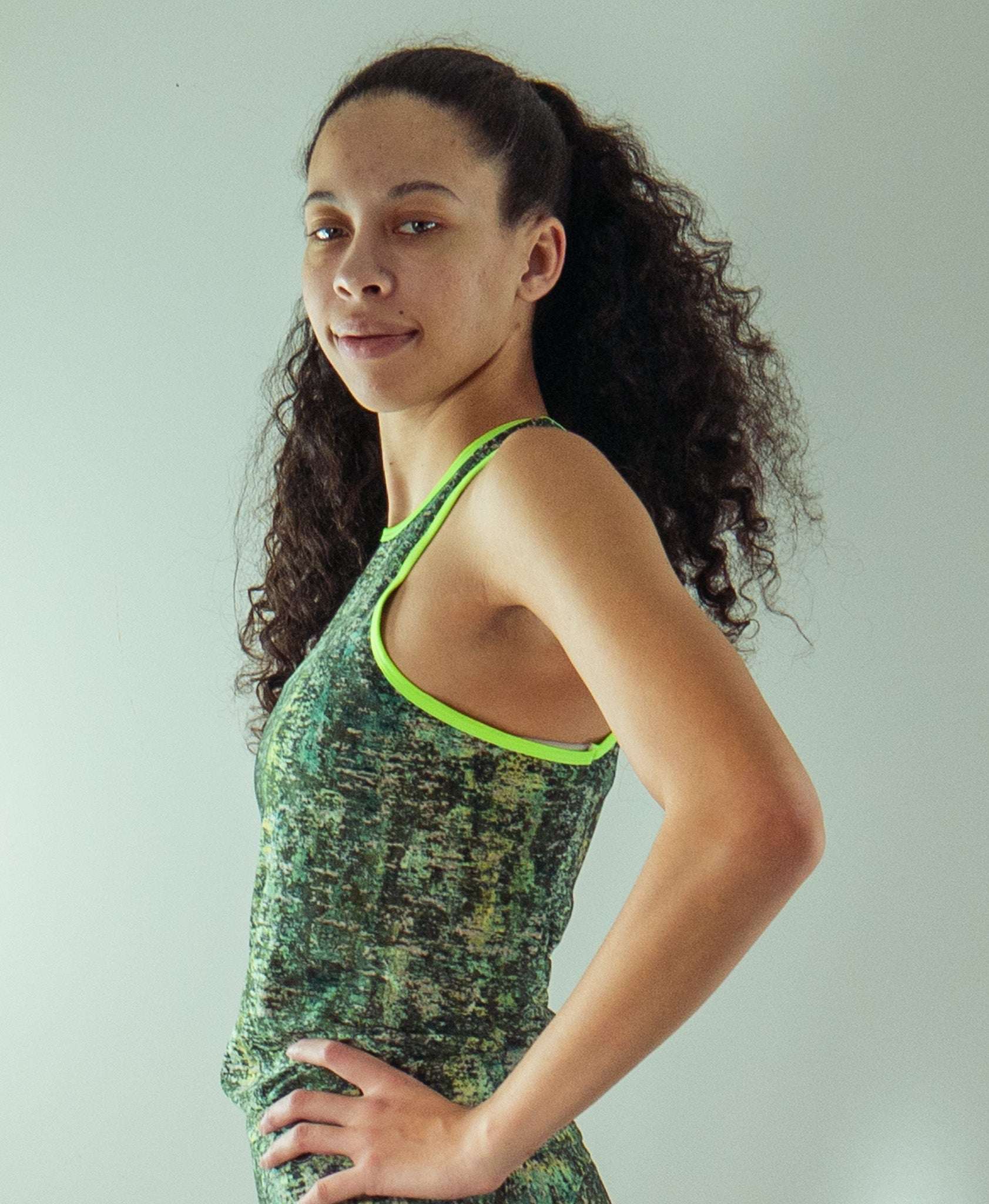 Women's sleeveless bike jersey in black and blue, breathable mesh fabric, ideal for comfort and cycling performance.