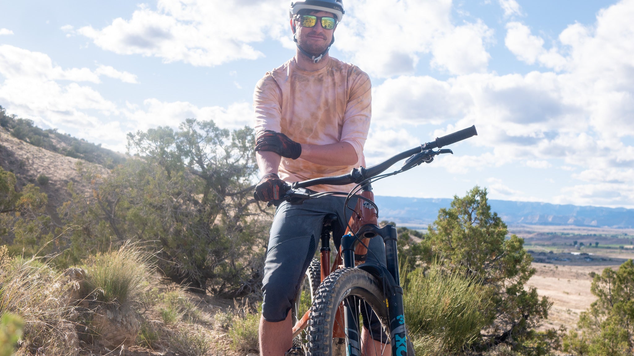 Mountain bike pants with built-in knee pads