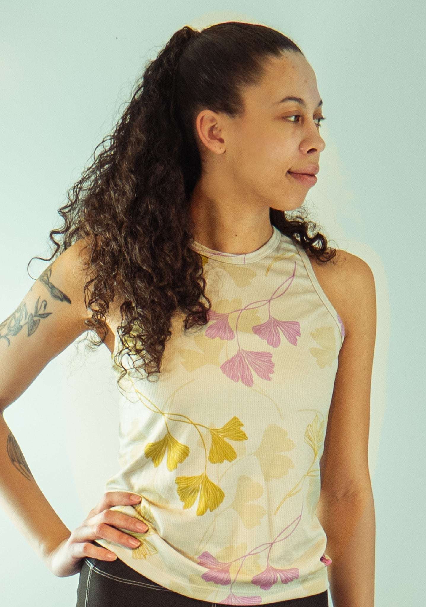 Women's sleeveless bike jersey in breathable mesh fabric with floral design.