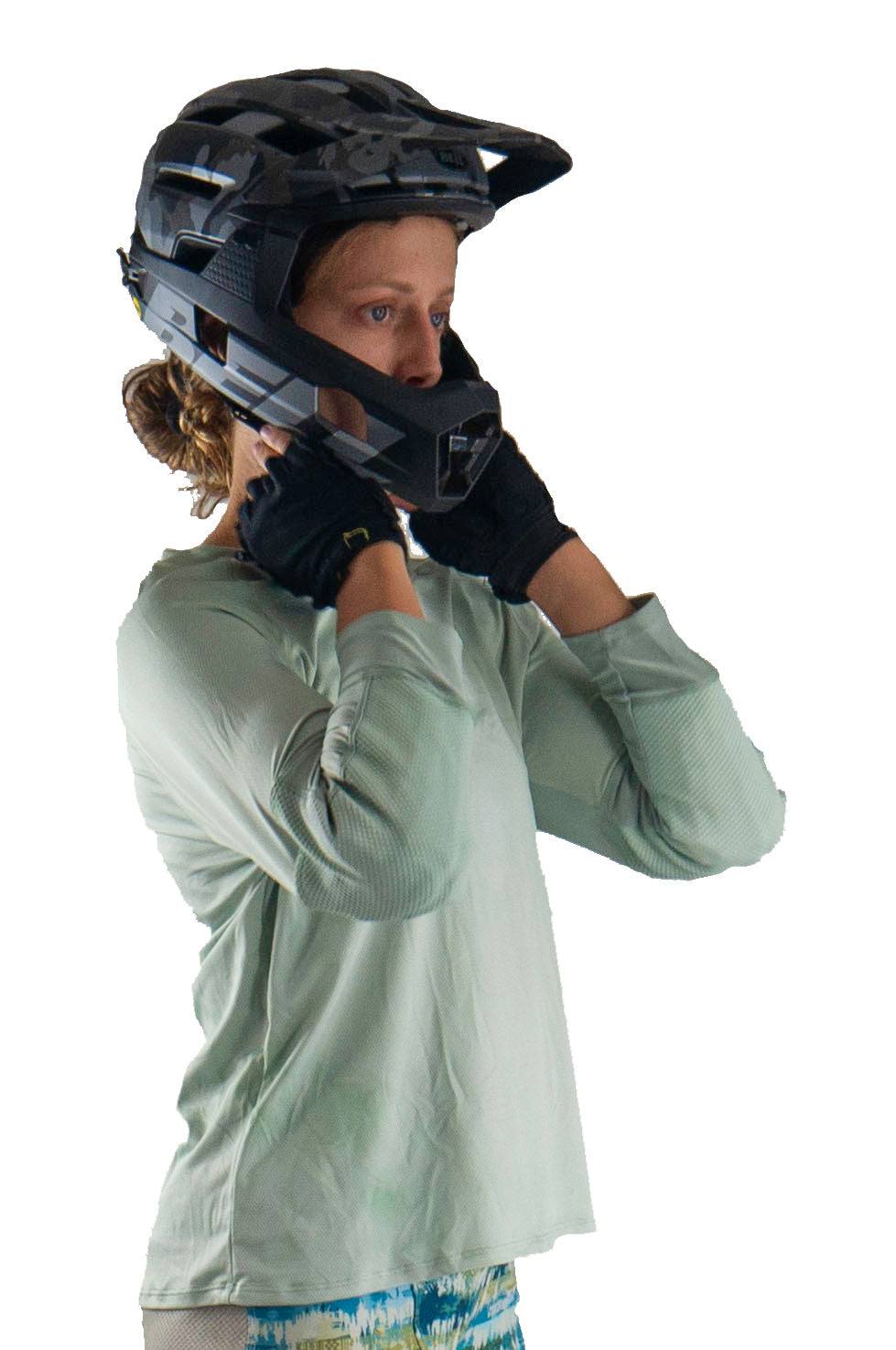 Mountain bike top in jet black with pockets for elbow pads, durable and stretchy design.
