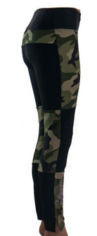 Mountain bike pants in olive camo with ultra-strong fabric and removable knee pads.