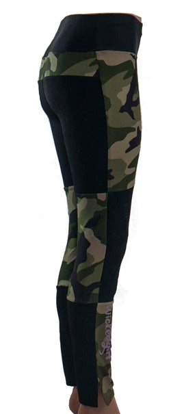 Mountain bike pants in olive camo with ultra-strong fabric and removable knee pads.